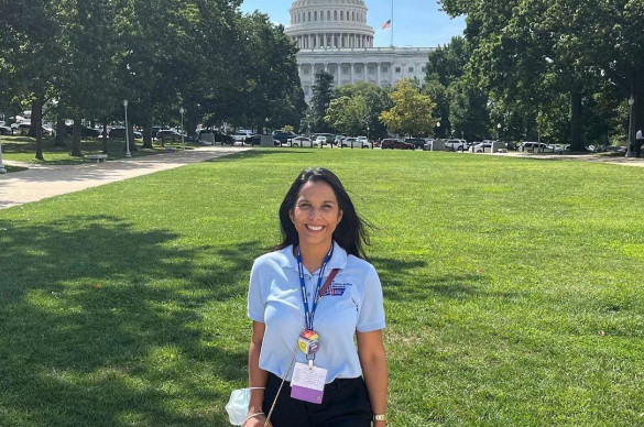Caroline standing in front of the Capitol