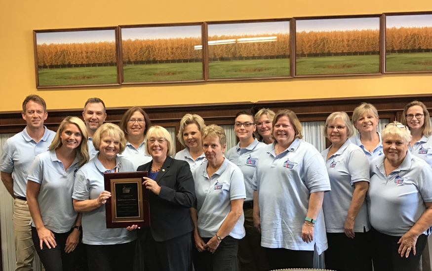 Senator Patty Murray receives the National Distinguished Advocacy Award from ACS CAN