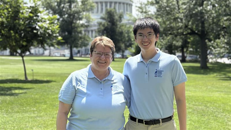 Matthew high school volunteer with fellow ACS CAN volunteer in front of US capitol