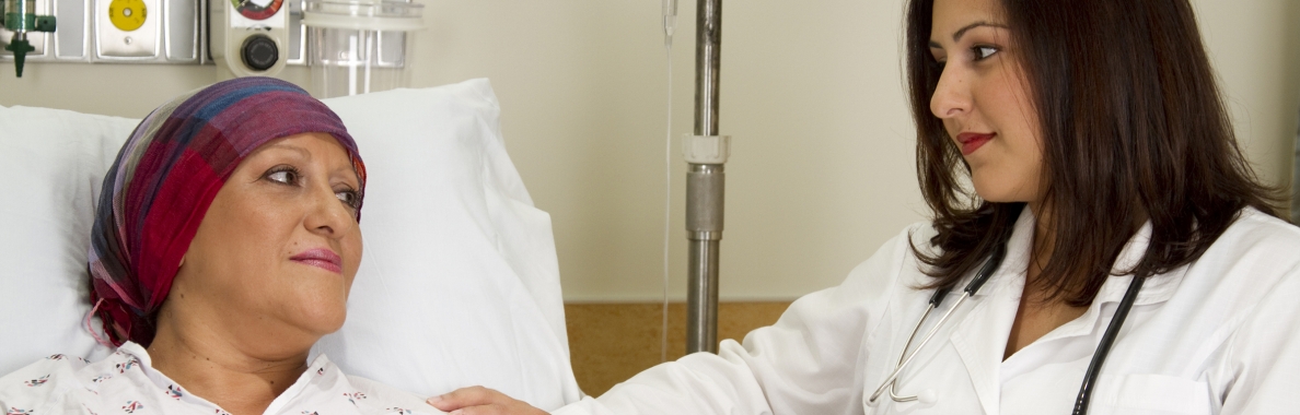 Photo of a Doctor visiting their patient in the hospital